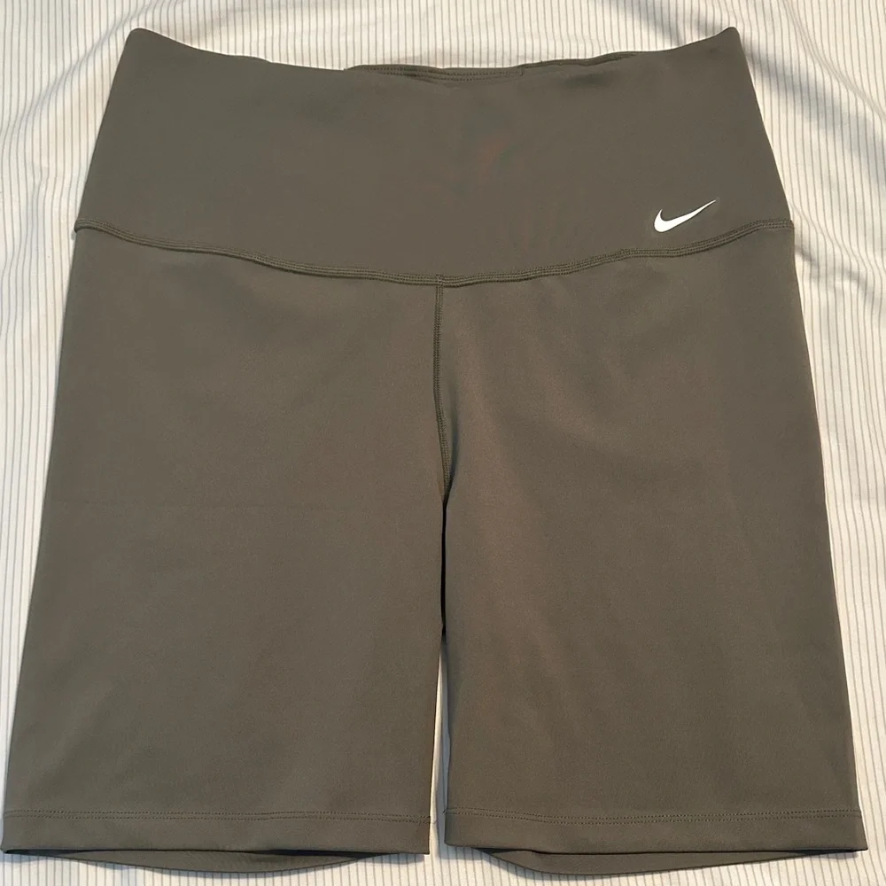 Nike Women's Dark Gray Bike Shorts - Picture 1 of 2